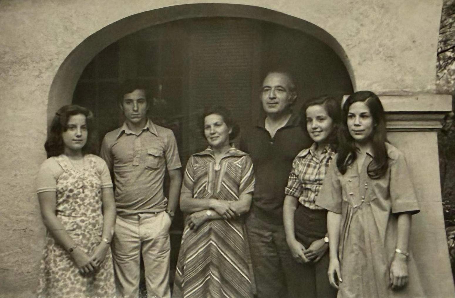 Con su señora y sus hijos.